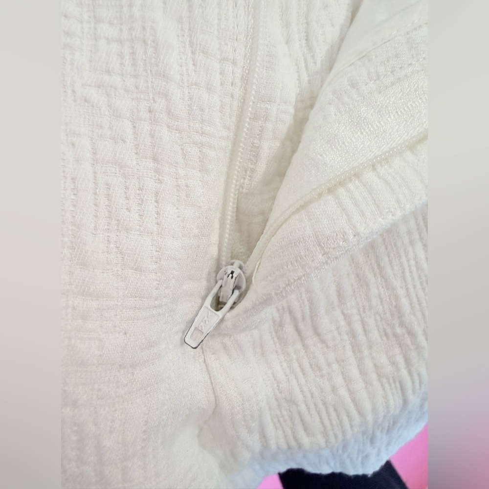 Pristine Vince Textured Pin Tuck Jacquard
Shorts Linen Trouser Cream White 4 - Picture 12 of 13
